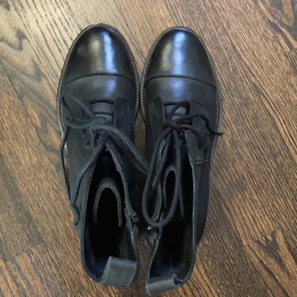 UO Men’s Black Leather Combat Boot Size 8 - Picture 5 of 9